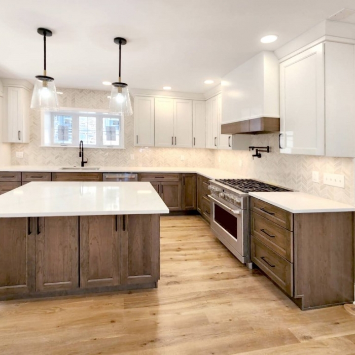 Layered Luxe: A Chic Kitchen Blend of Wood, White, and Gold